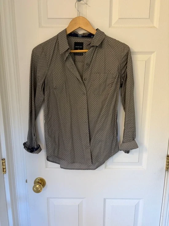 Smart Set Gray Polka Dot Button-Up Blouse - Picture 1 of 2